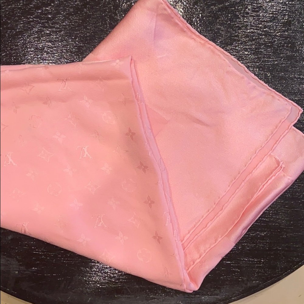 Pink silk LOUIS VUITTON scarf